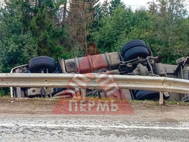 Лежит при въезде в село Уинское.
Водитель говорит, что местные аборигены чуть не обворовали..