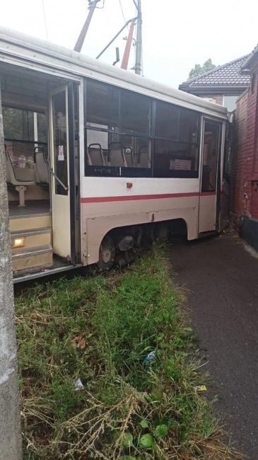 На улице Скачкова трамвай сошел с рельс и врезался в частный дом..