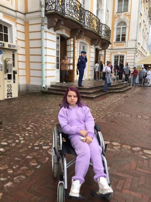 Девушку на инвалидной коляске не пустили в Большой Петергофский дворец на второй этаж, чтобы не поцарапать..