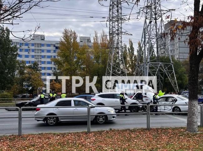 В Самаре водители перекрыли Московское шоссе 

Массовое ДТП случилось около БКК

Утром 29 сентября на..