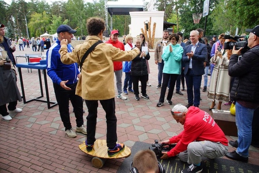 В парке Гагарина прошло первое мероприятие, посвященное Дню города. Там состоялся Общественный вернисаж..