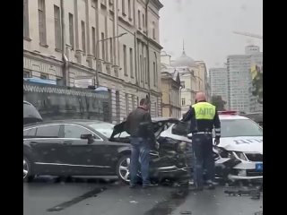 Очень удобное ДТП на Воздвиженке: всё сразу оформили. Даже не пришлось выяснять, кто..