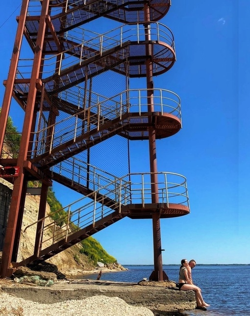 В Татарстане есть очень романтичная лестница. Находится она у берега реки Камы близ поселка Шуран. Это..