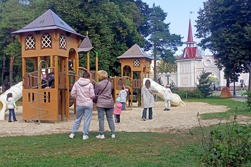Современные детские игровые площадки на этой неделе установили в Парке им. 1..