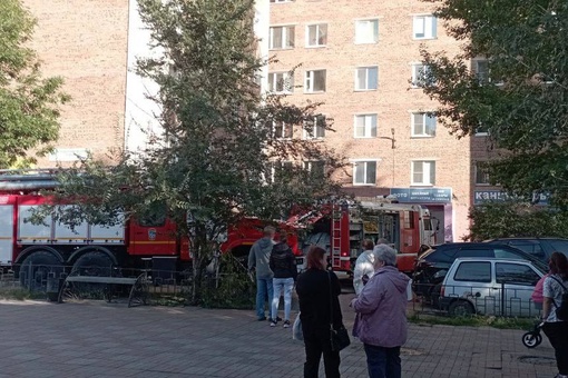 На Дмитриева 5/2, пять пожарных машин и неотложка, что происходит пока не понятно.

Новости без цензуры (18+) в..