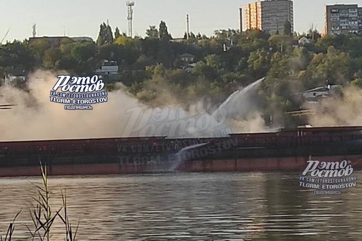 🔥 Сухогруз загорелся на Дону в районе Александровки сегодня. Запах гари ощущался ещё с 15 часов, а к 17 повалил..