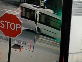 Aвтобус сбил женщину, которая переходила дорогу по «зебре» в Новороссийске

Женщину экстренно..
