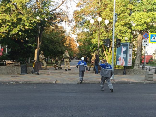 Текущая обстановка на месте падения украинского беспилотника в центре Ростова. В границах домов по улице..