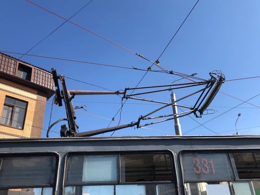 При повороте с Островского на Московскую у трамвая КТМ (старая двойная «пятёрки») заломились рога пантограф..