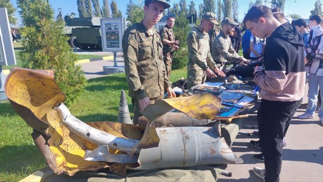 Новейшие образцы российского вооружения, военной и специальной техники представили #вНижнем 
 
✅ Экспозиция..