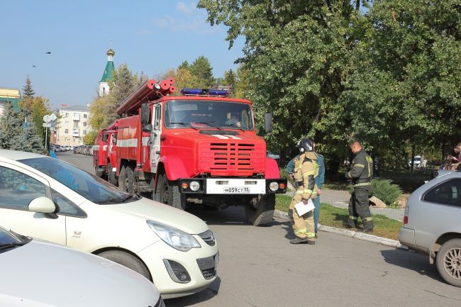 Сегодня, около 14-00 почтенную публику, гулявшую по улице Партизанской , встревожила пожарная сирена и две..