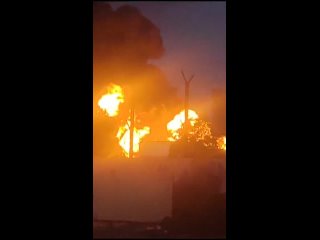 В Сочи сегодня утром произошел крупный пожар у аэропорта: беспилотник атаковал резервуар с топливом

Момент..