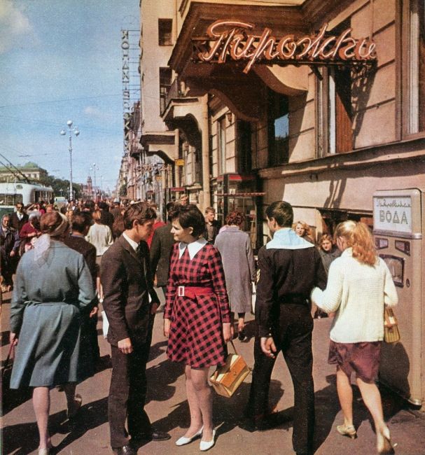 Малиновый пиджак, доставка на дом и яркие воздушные шары — глядя на эти фото Невского проспекта 1969 года,..