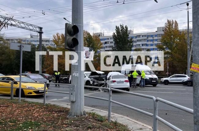 В Самаре водители перекрыли Московское шоссе 

Массовое ДТП случилось около БКК

Утром 29 сентября на..