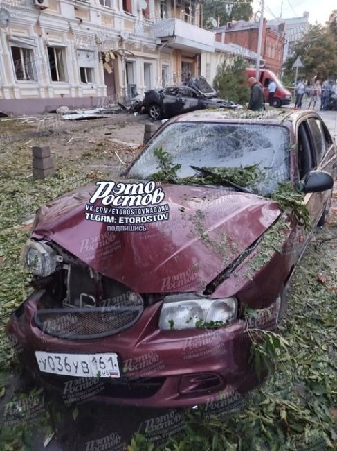 💥⚡ Последствия падения БПЛА и взрыва машины на Пушкинской, 41. Повреждены как минимум 5 авто и несколько..