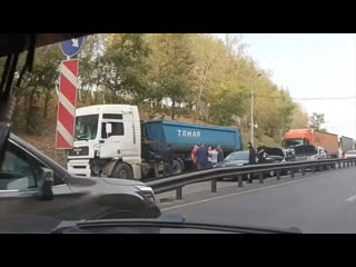 🗣️ Массовая авария на спуске перед Мызинским мостом. В результате ДТП перекрыты две полосы, образовалась..