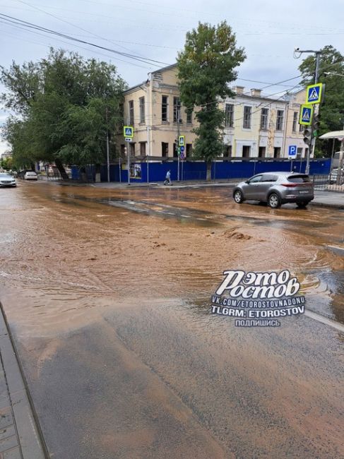 На Богатяновском проломило асфальт, и забил источник..