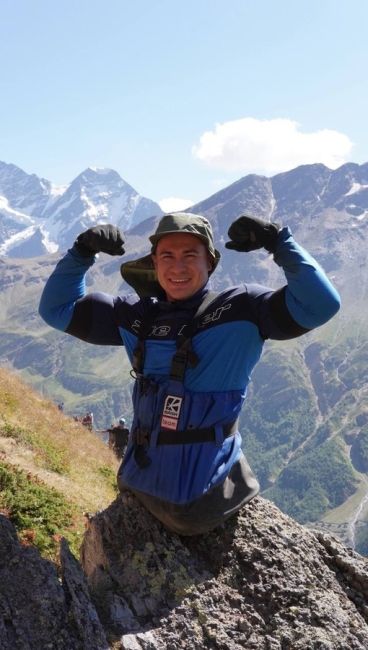 Рустам Набиев, который лишился ног при обрушении казармы, снова покоряет Эльбрус. В этот раз на 5 642 метра..