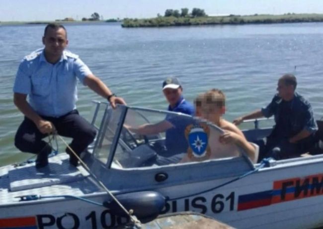 В Ростовской области спасли детей, которые тайно уплыли на матрасе к дрейфующей лодке и чуть не утонули.
 
ЧП..