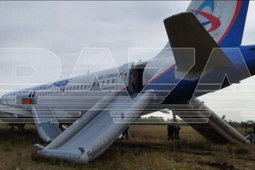 Еще фото с места экстренной посадки самолета в Новосибирской области

[https://vk.com/wall-165492246_273421|Инцидент]..