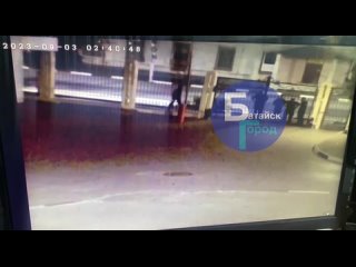 В Интернете появилось видео, как [https://vk.com/wall-36039_9777060|в Батайске раненный участник СВО] спасается от..