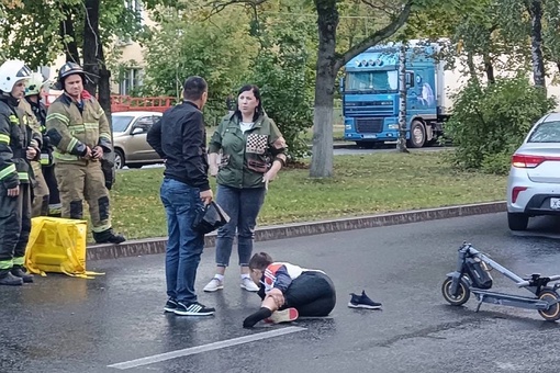 На Лескова сбили курьера Яндекс Доставки, который не спешился с самоката на пешеходном..
