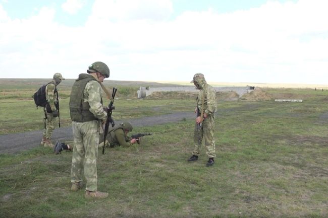 В Ростовской области более 500 донских казаков учат ведению городских боев. 
 
Военные сборы проходят на..