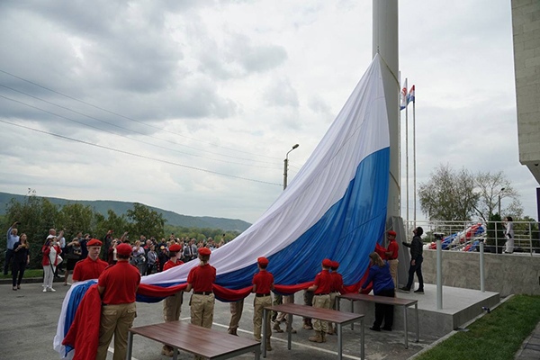 На территории компании Электрощит Самара подняли самый высокий в ПФО флаг России 

Поднятие флага страны на..