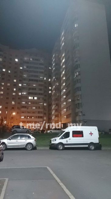 На Петренко, 8 в Ростове с балкона выпал мужчина и разбился насмерть. Об этом сообщают..