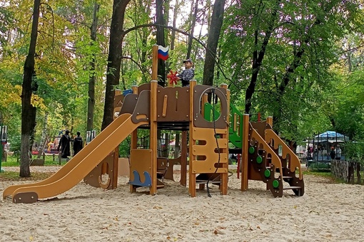 Современные детские игровые площадки на этой неделе установили в Парке им. 1..