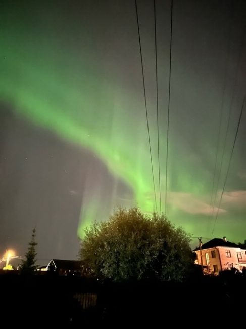 Северное сияние продолжает раскрашивать ночное небо над Петербургом и..