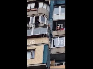 В Петербурге полицейский прошел по крыше балкона на 15 этаже, чтобы спасти девушку

События произошли на..