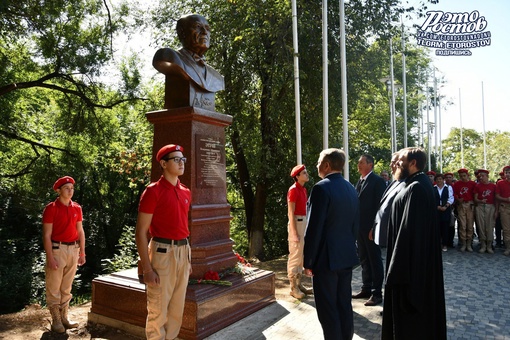 🎉 В Аксае открыли памятник народному артисту СССР и участнику ВОВ Владимиру Этушу 
 
Этуш был одним из тех,..