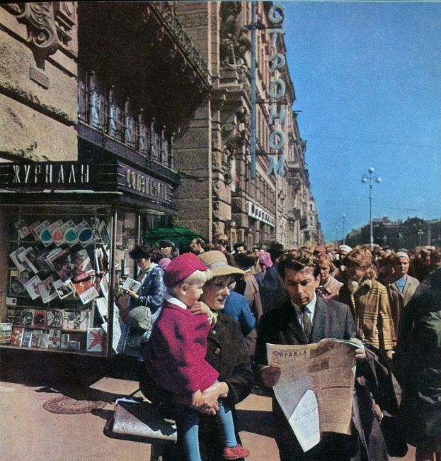 Малиновый пиджак, доставка на дом и яркие воздушные шары — глядя на эти фото Невского проспекта 1969 года,..