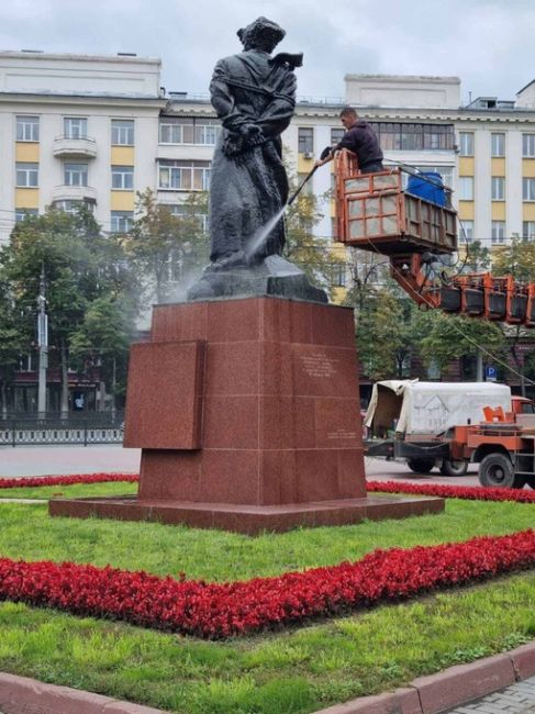 В преддверии Дня города в Челябинске помыли памятники 

Фото: администрация..