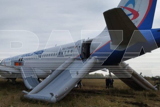 ‼На первом фото 36-летний Сергей Белов - пилот, который посадил Airbus A320 в поле под Новосибирском с отказом..