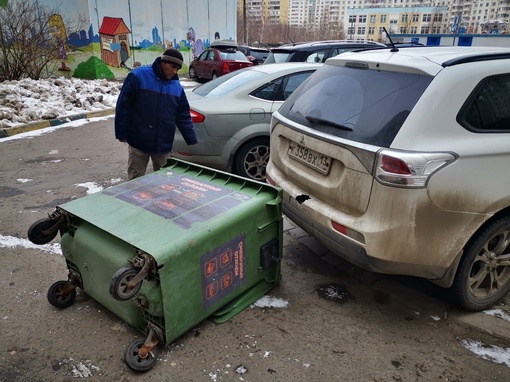 Дворник в Москве наладили полный цикл работы: сам намусорил, сам зафиксировал, сам..