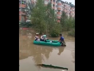 Атмосфера 1 Сентября в Уссурийске. Нарядные школьники плывут на линейку 

В Приморье из-за наводнения..