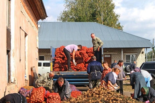 Из Дивеево, с любовью!
В монастыре уже начали собирать картошку и только посмотрите сколько её там
..