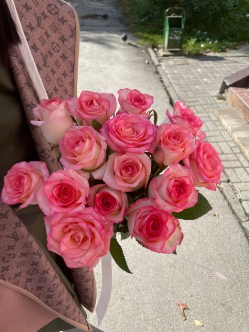 🔥🔥🔥 АКЦИЯ НА РОЗЫ🔥🔥🔥
Свежайшие, сегодняшняя поставка🌹🌹🌹
1) 51 белая роза 7000₽
2) 35 бело-розовых роз..