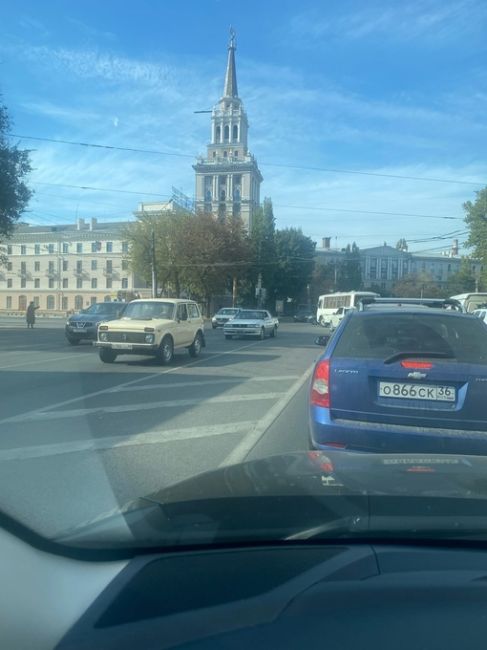 На перекрестке у Цирка и дальше по Ворошилова не работали светофоры. И не было ни одного сотрудника ГАИ. 
НО! у..