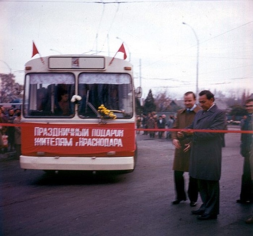 Как это было: открытие троллейбусной линии по улице Красных Партизан

из слайдов КТТУ 1983..