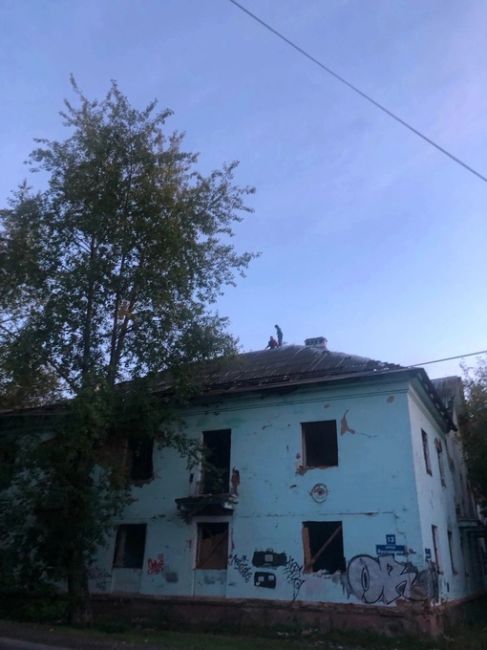 На Бушмакина заметили детишек, гуляющих по крыше аварийного дома

Надеемся, беды не произойдет. А родители..