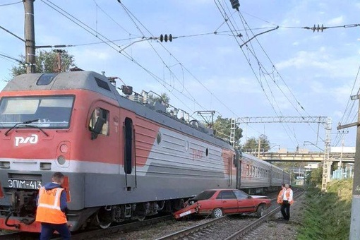 В Ростове-на-Дону в микрорайоне Сельмаш автомобиль попал под пассажирский поезд. Происшествие случилось..