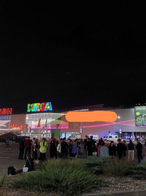 Сегодня вечером в Ростове эвакуировали посетителей торгового центра «Мега». 

По словам очевидцев, к месту..
