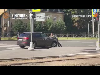 Автомобилистка прокатила петербуржца на капоте после ДТП

Инцидент произошёл на пересечении улицы Хошимина..