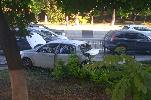 Сегодня ночью на Бабушкина влетела машина в ограждение, и осталась на тротуаре, водителя на месте ДТП не..