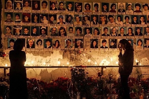 Ровно 19 лет назад произошла трагедия в школе №1 города Беслана 
 
Один из самых страшных терактов в истории..