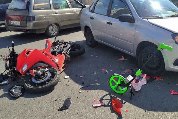 В Самаре 23-летний мотоциклист попал в больницу после ДТП 

Авария произошла в 12:40 в воскресенье, 10 сентября. 
..