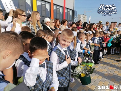 🏫⚡ А вот и открытие второй модульной школы в Суворовском — линейка была одна для двух модульных корпусов...